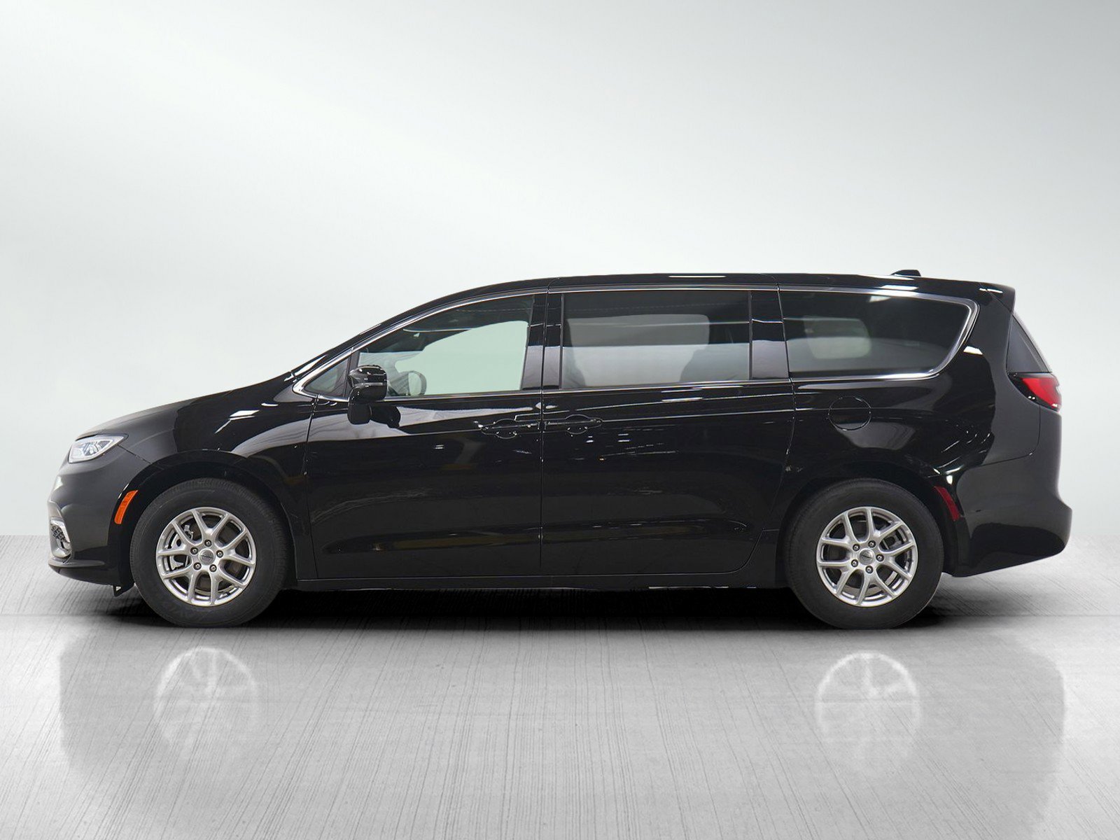 Used 2025 Chrysler Pacifica Select FWD image 2