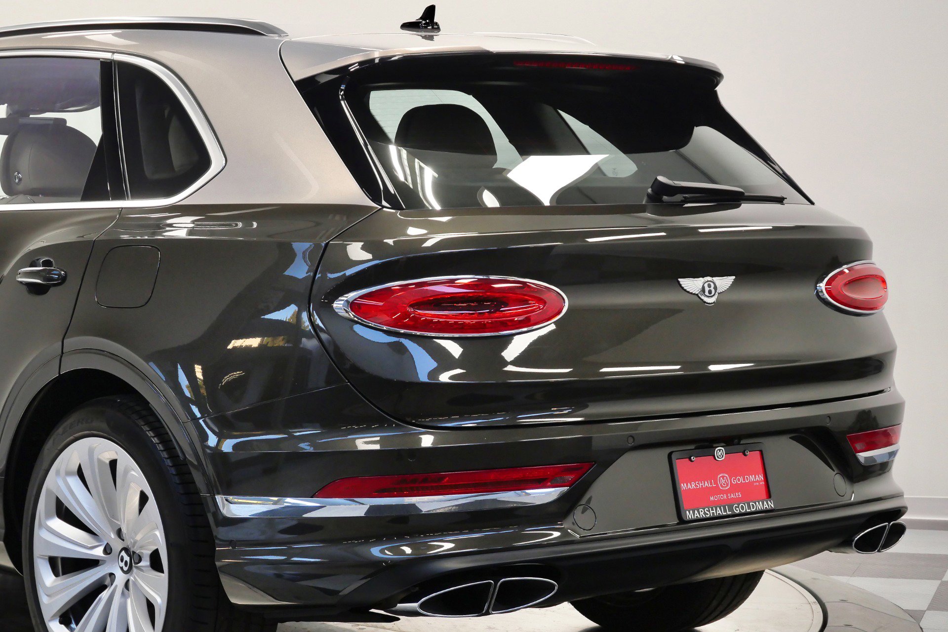 Used 2021 Bentley Bentayga Plug-In Hybrid image 56