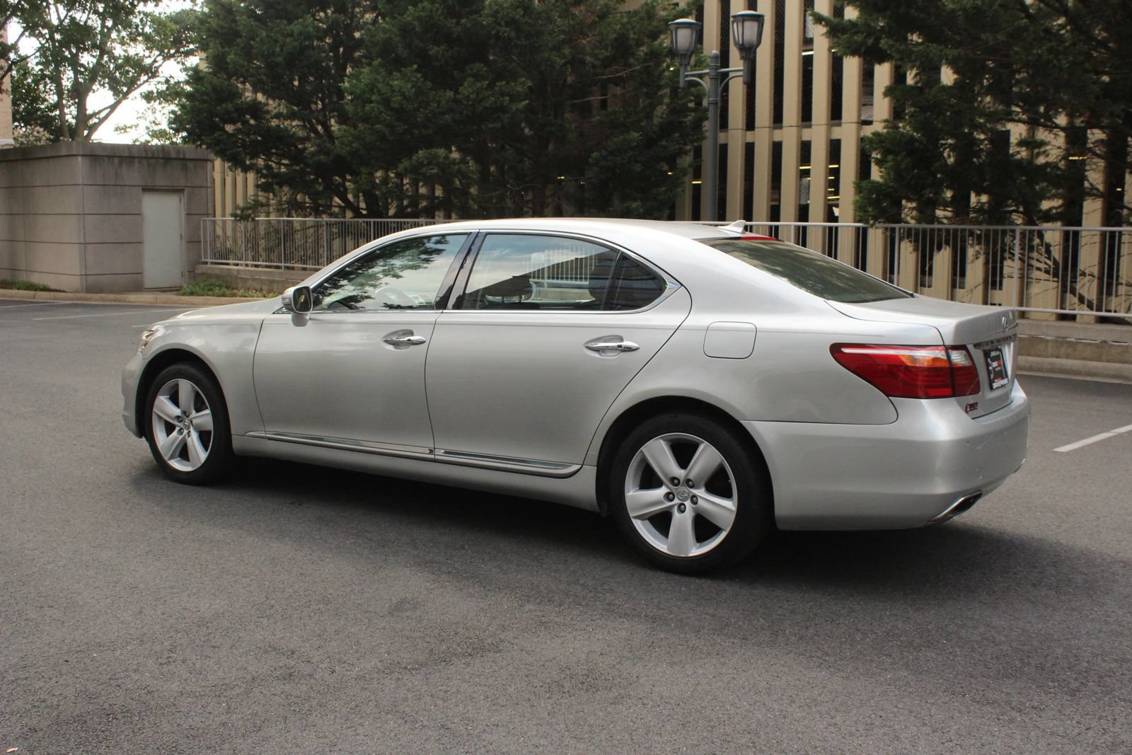 Used 2011 Lexus LS 460 L w/ Luxury Pkg RWD image 9