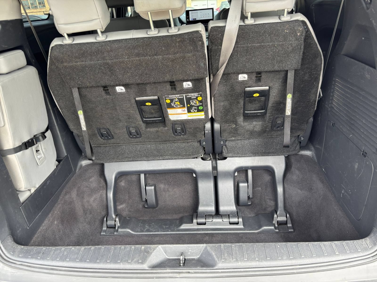 Used 2025 Toyota Sienna XLE FWD image 32