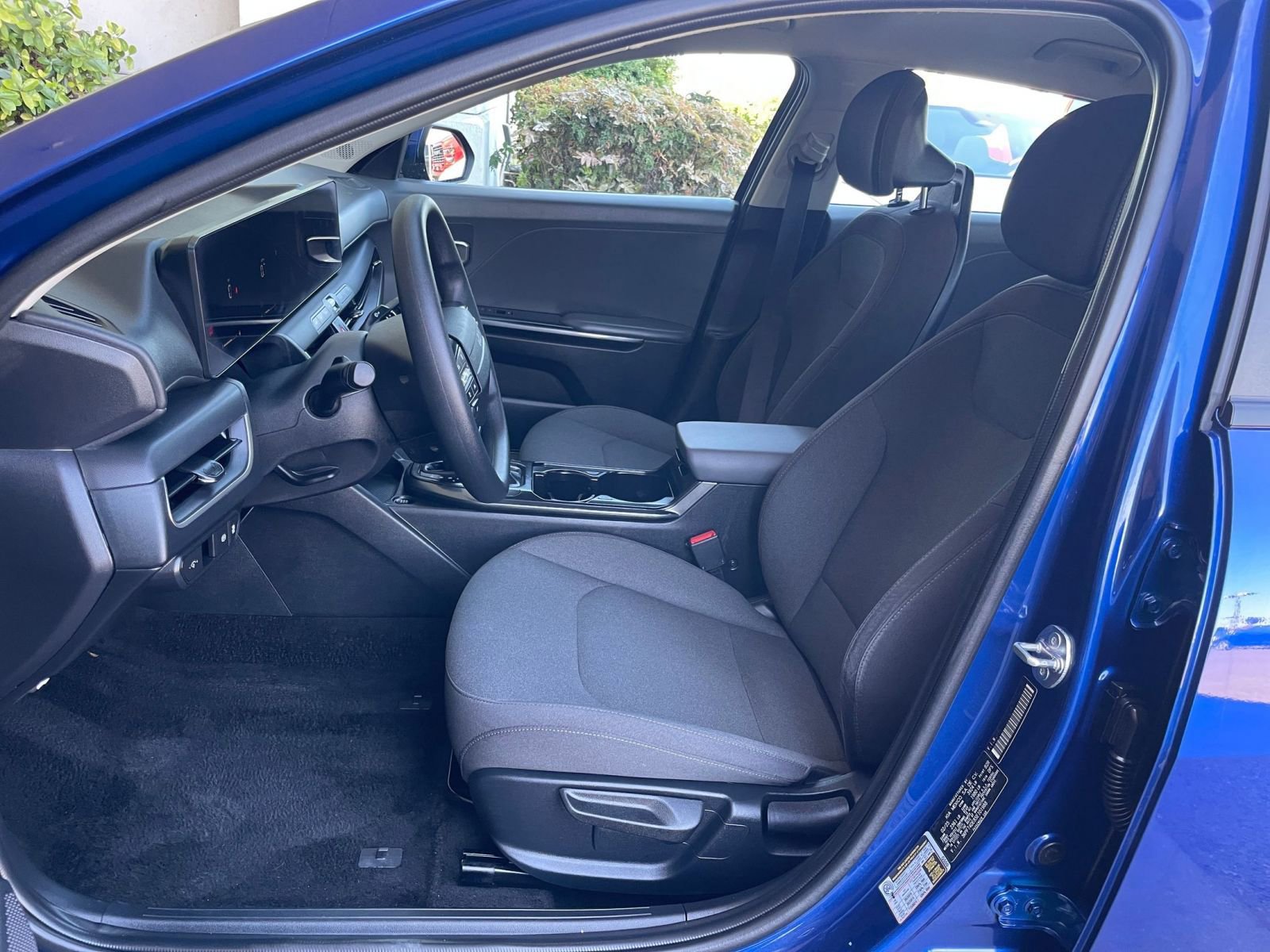 Used 2025 Kia K4 LXS image 37