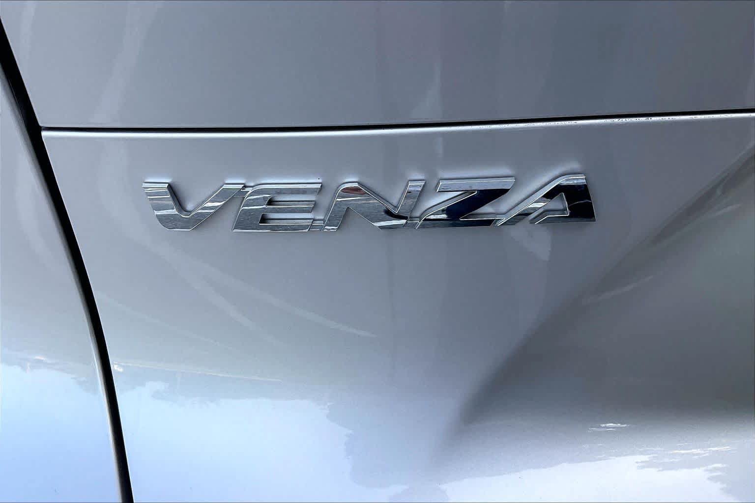 Used 2021 Toyota Venza LE AWD/4WD image 9