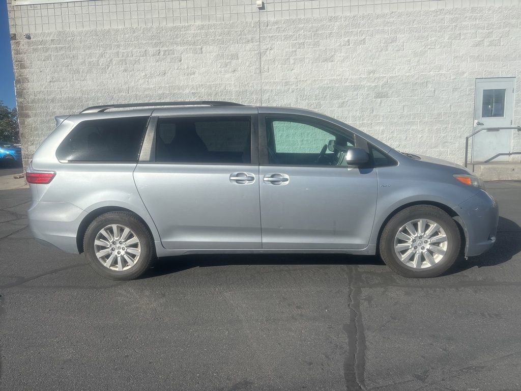 Used 2016 Toyota Sienna LE image 2