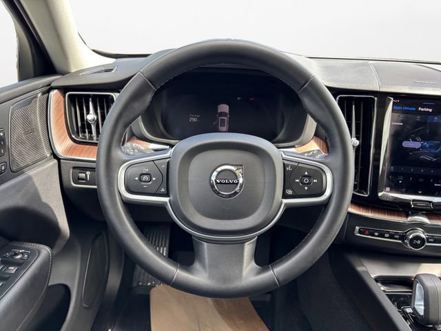 Used 2022 Volvo XC60 B5 Momentum w/ Advanced Package image 12