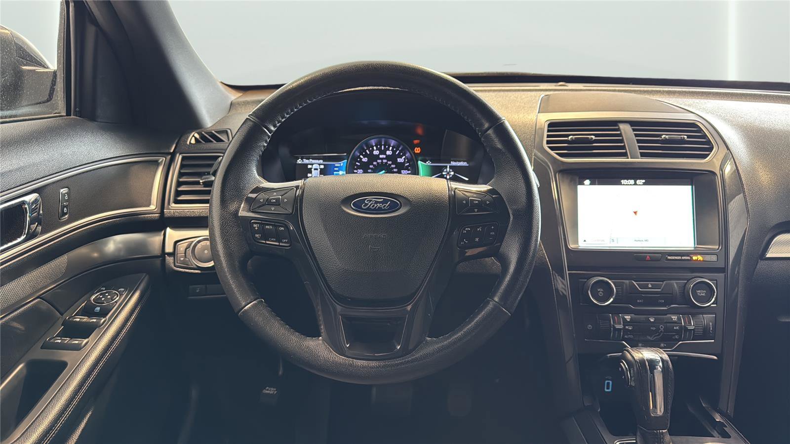 Used 2018 Ford Explorer XLT w/ Equipment Group 201A AWD/4WD image 12