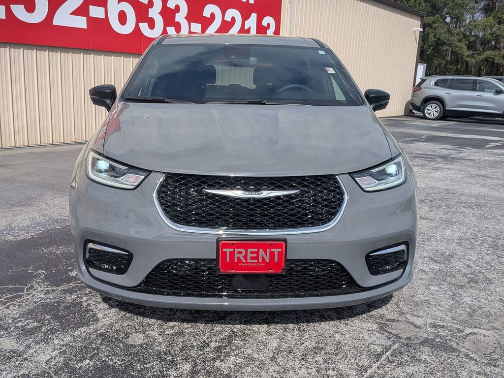 Used 2025 Chrysler Pacifica Select image 8