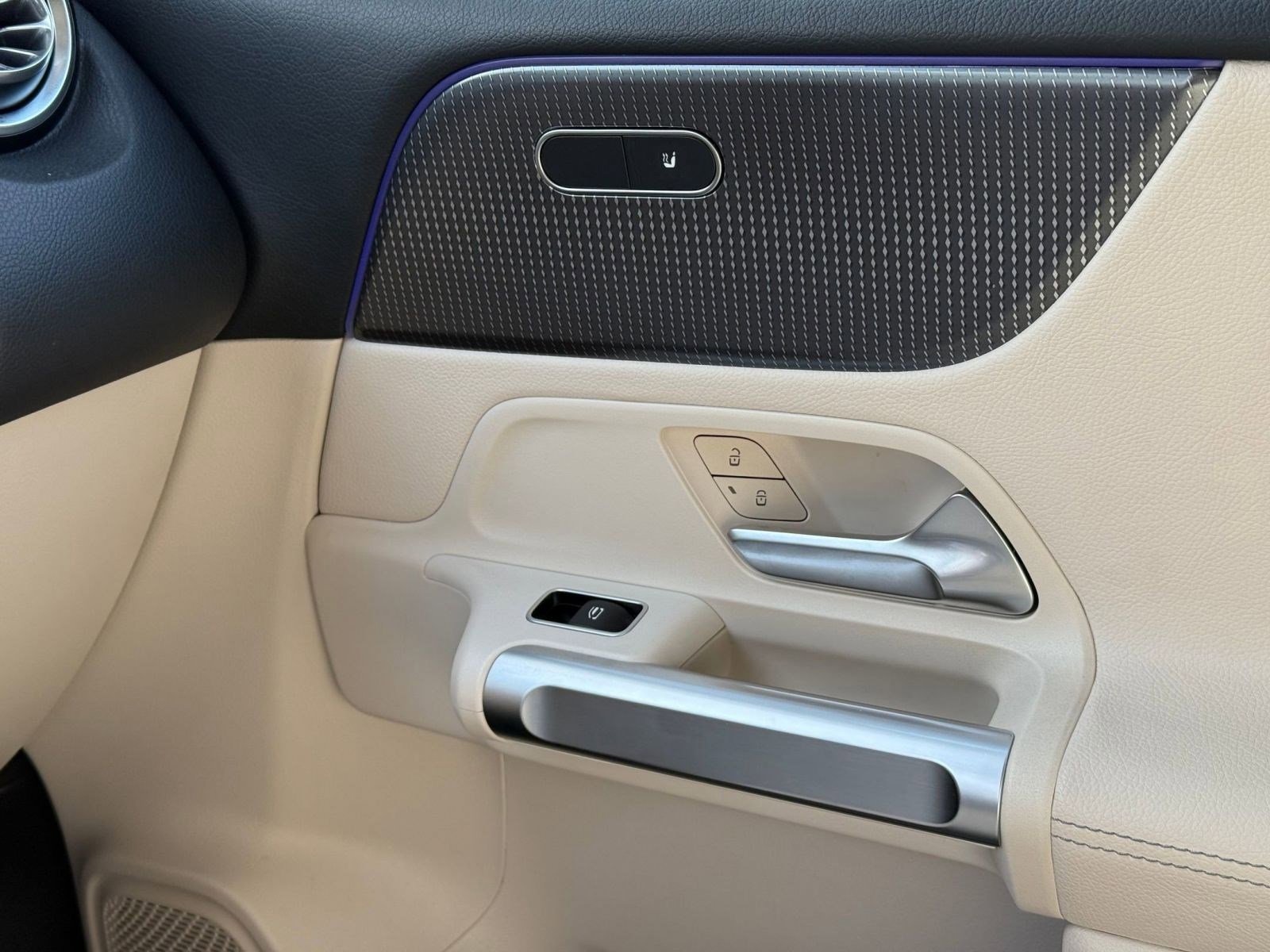 Used 2022 Mercedes-Benz GLB 250 w/ Premium Package Lite image 25