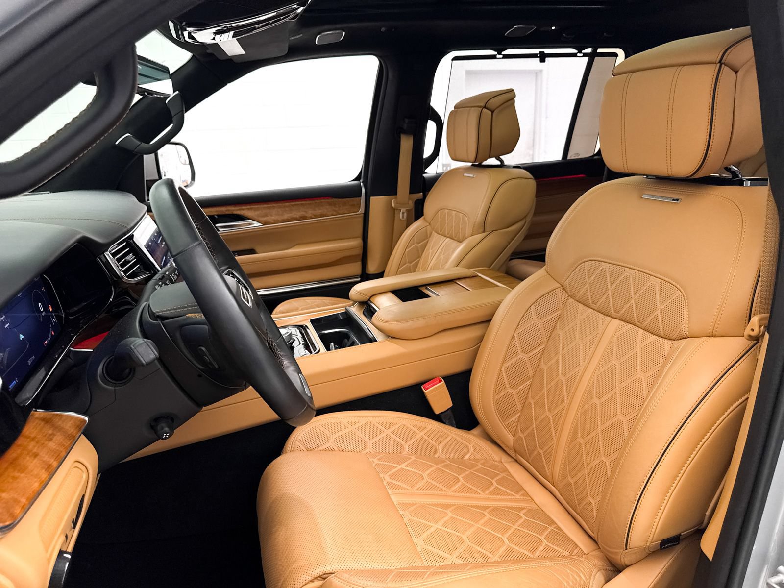 Used 2022 Jeep Grand Wagoneer Series III w/ Flexible Seating Group AWD/4WD image 23