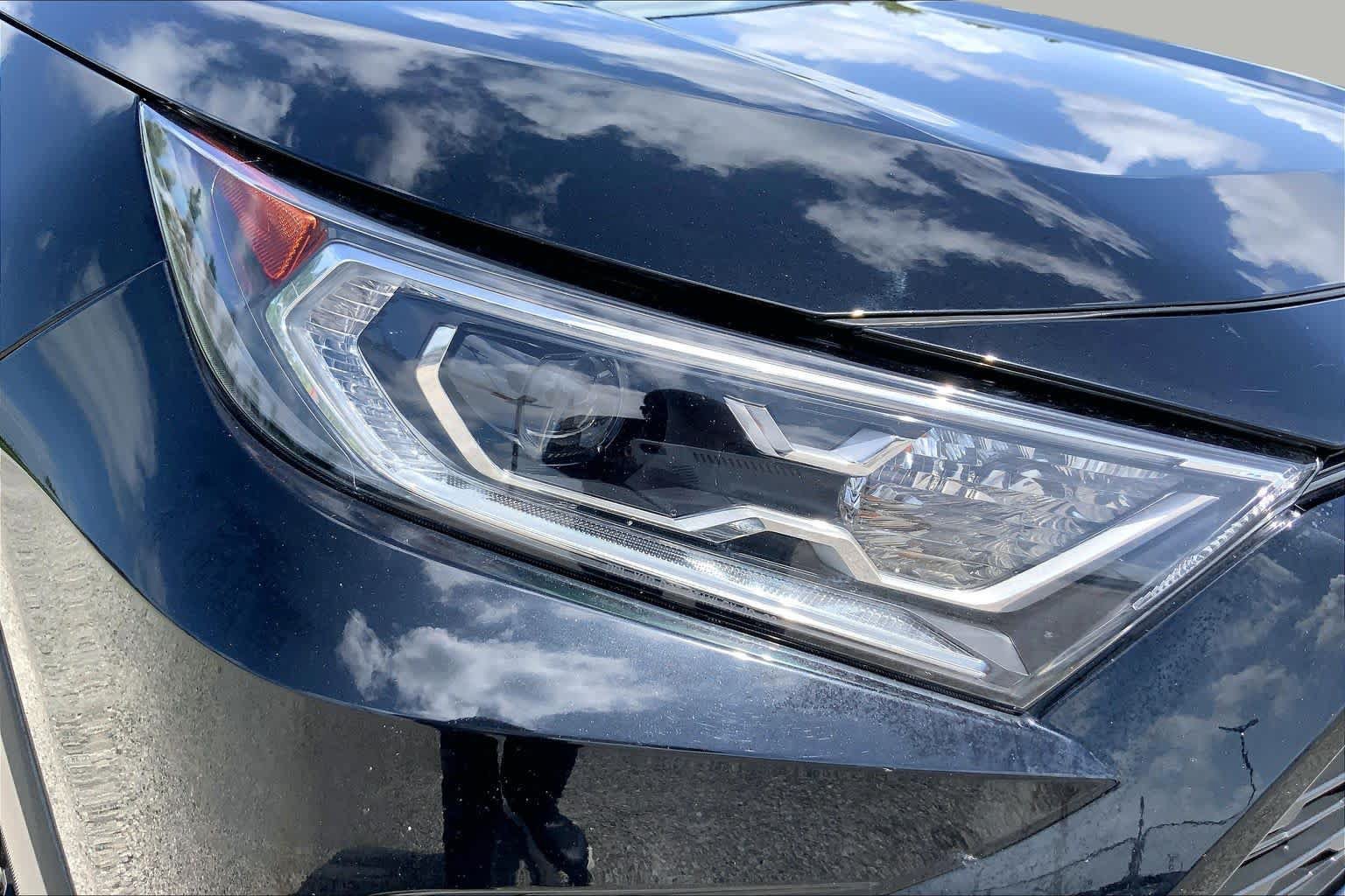 Used 2021 Toyota RAV4 XLE w/ XLE Grade Weather Package AWD/4WD image 27