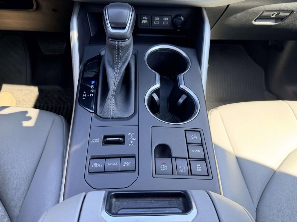 Used 2023 Toyota Highlander XLE image 6