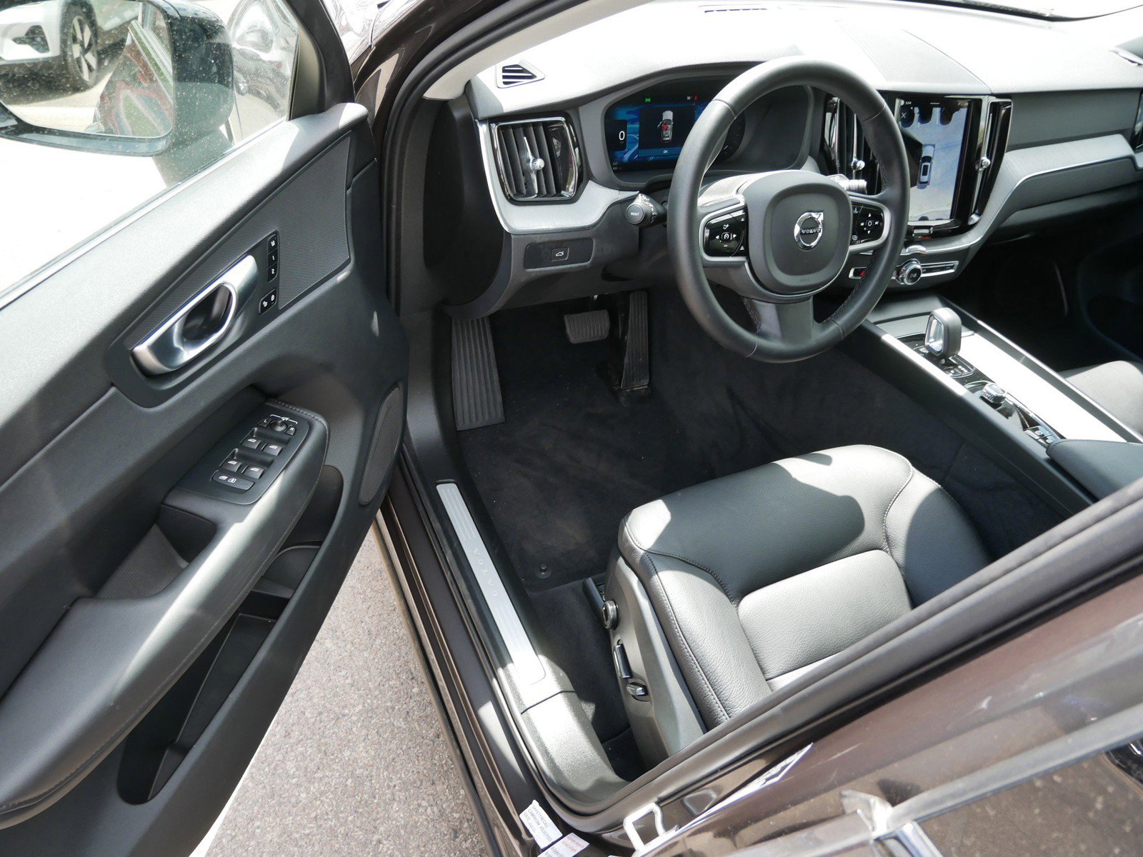 Certified 2025 Volvo XC60 B5 Plus AWD/4WD image 10
