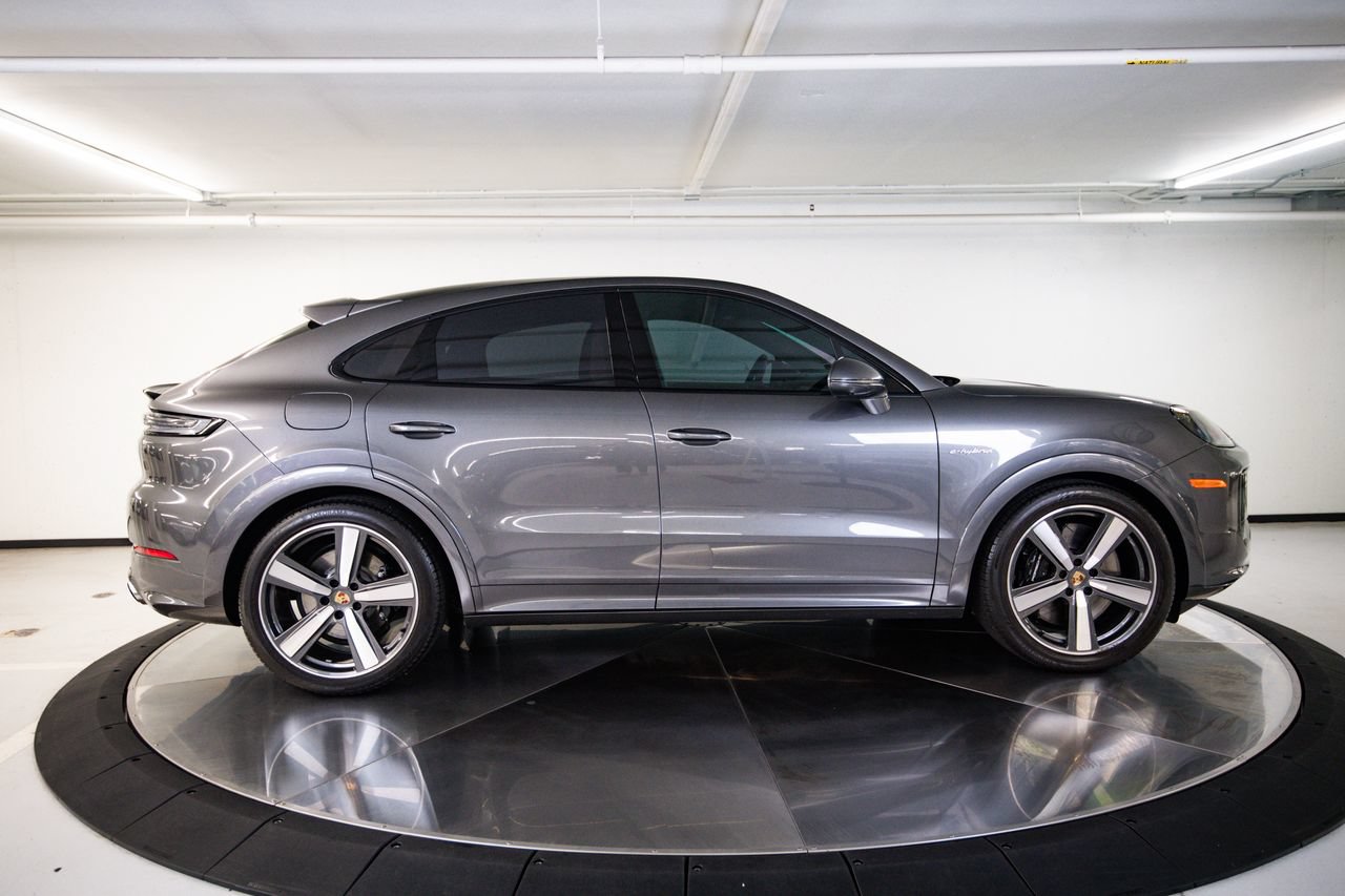 Certified 2024 Porsche Cayenne Turbo AWD/4WD image 8