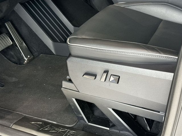 Used 2024 Tesla Cybertruck AWD Crew Cab image 36