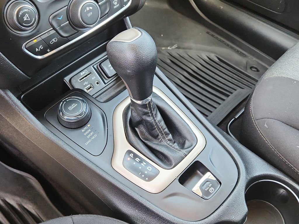 Used 2017 Jeep Cherokee Sport w/ Cold Weather Group image 28