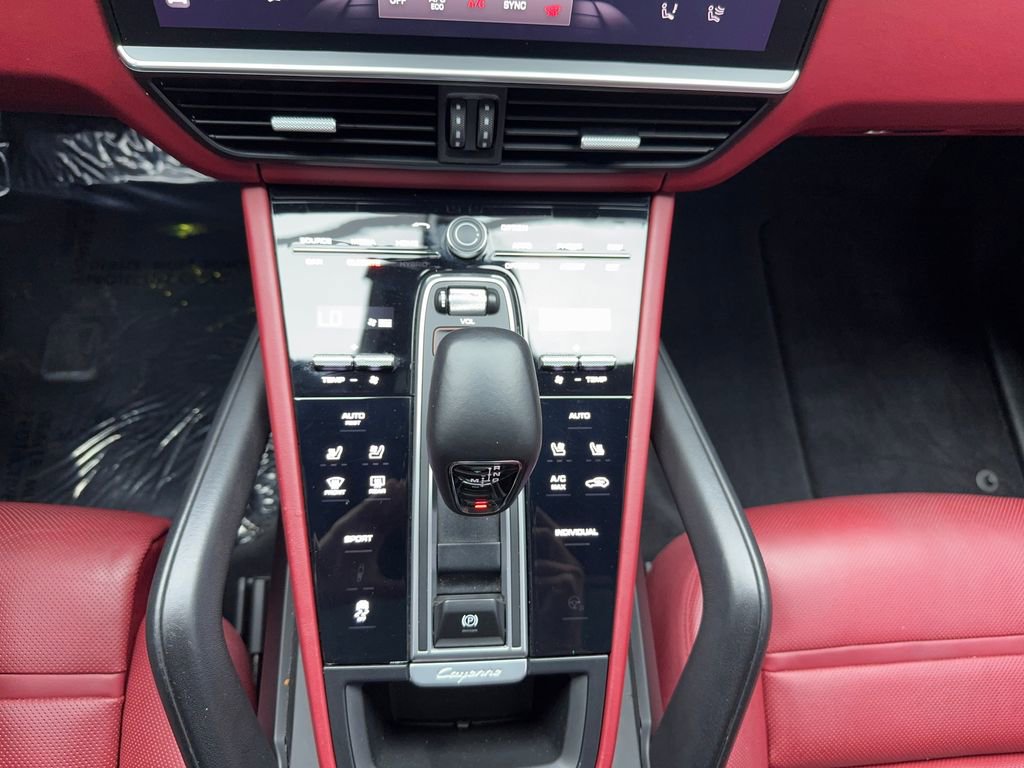 Used 2023 Porsche Cayenne Platinum Edition image 30