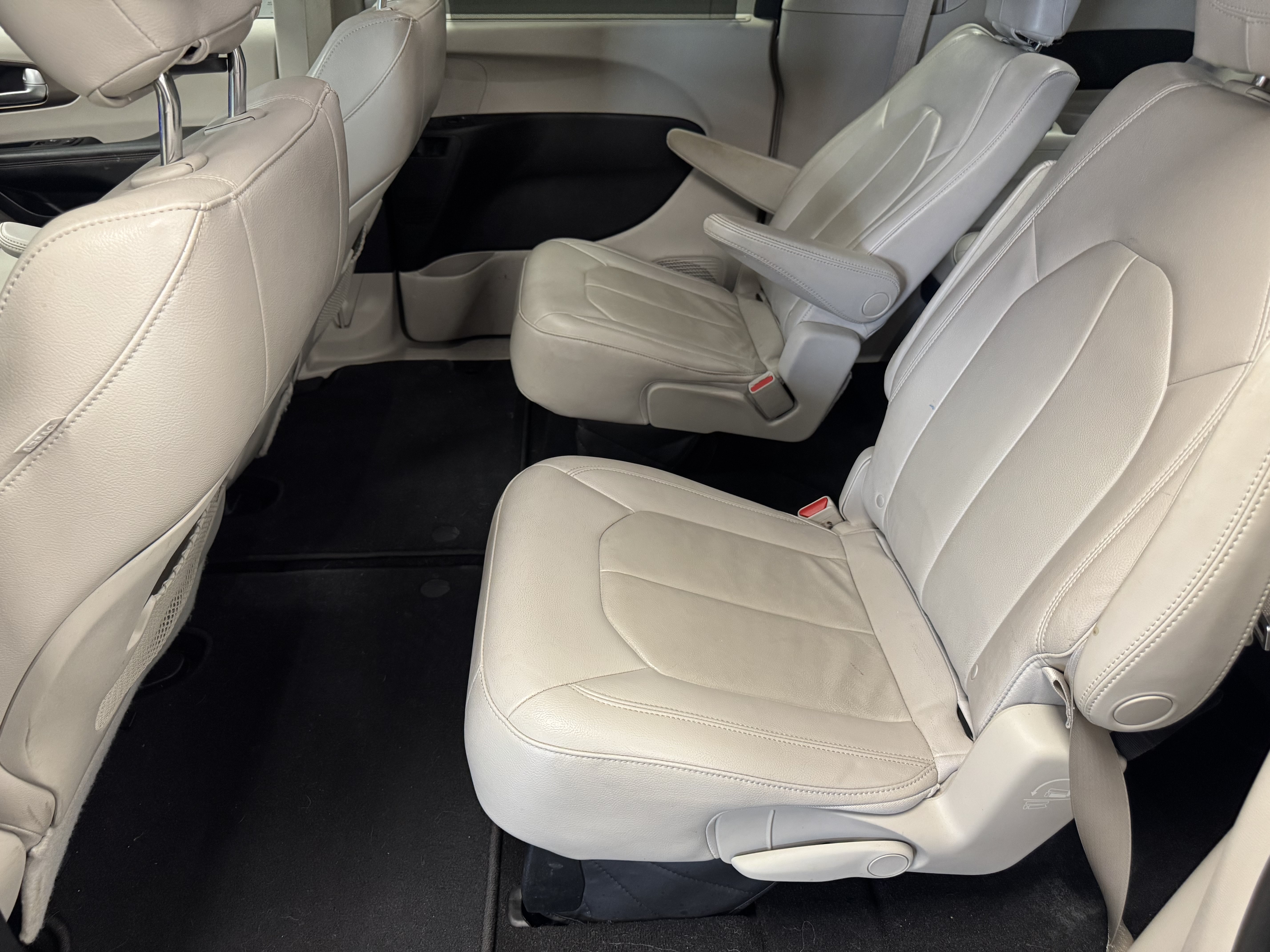 Used 2017 Chrysler Pacifica Touring-L FWD image 18