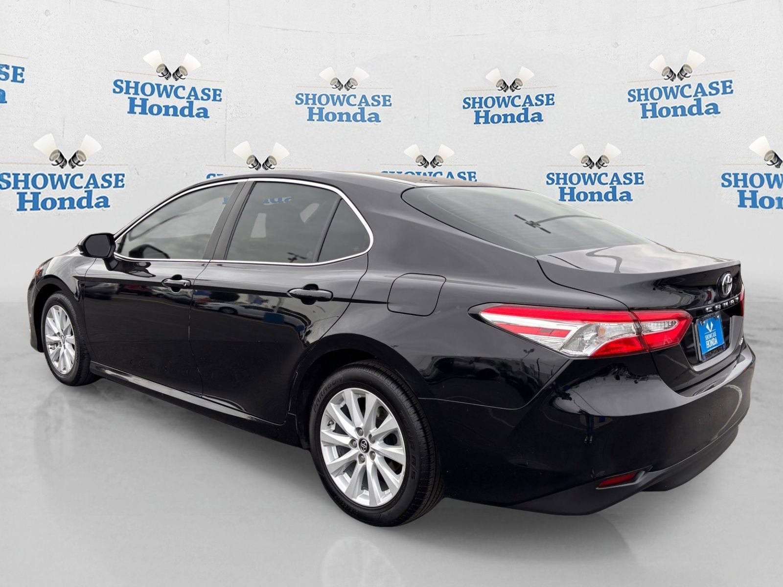 Used 2018 Toyota Camry LE FWD image 5