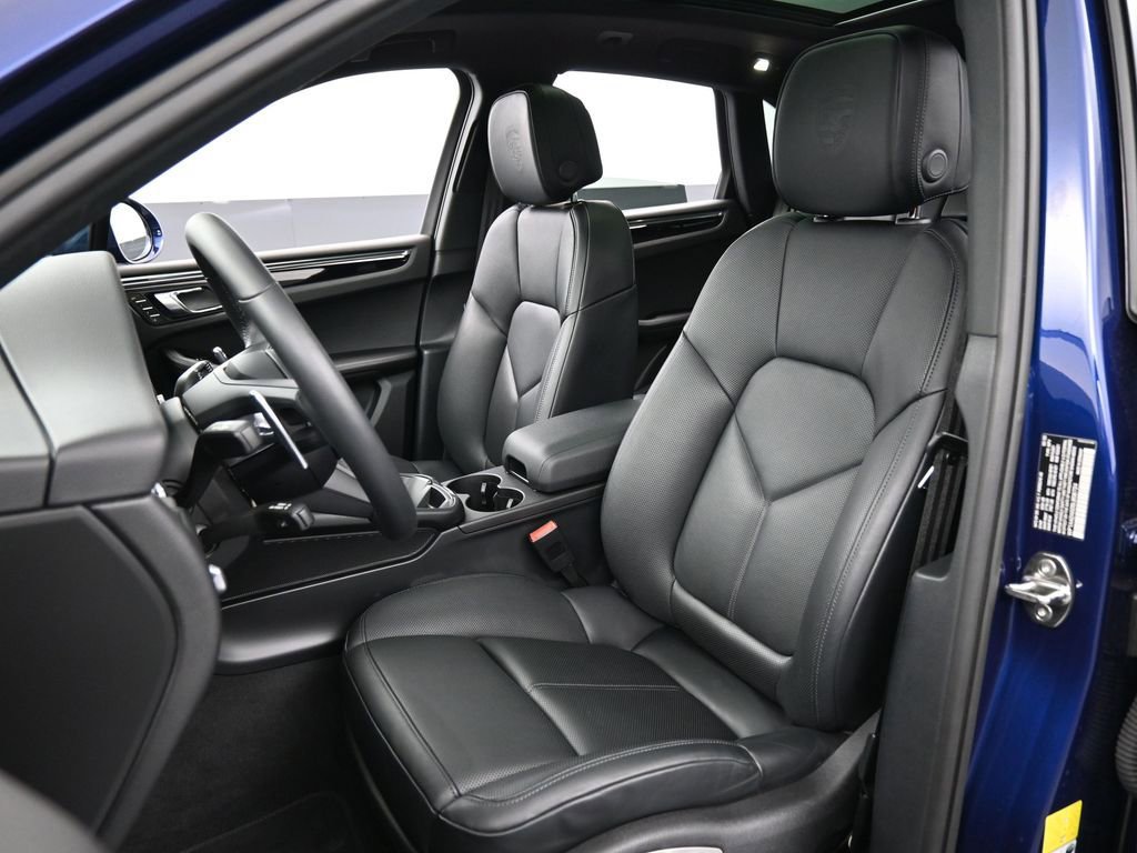 Certified 2025 Porsche Macan image 5