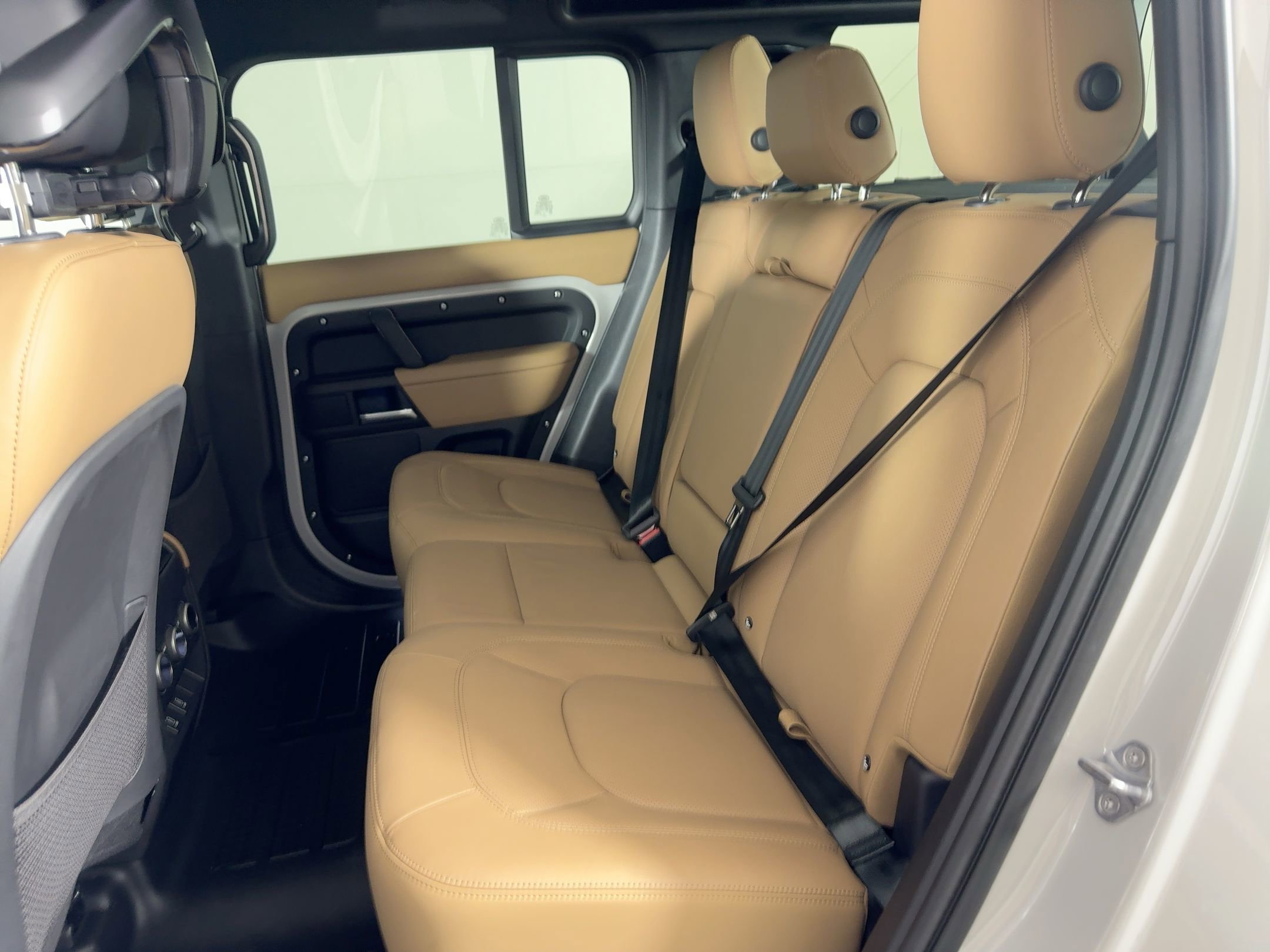 New 2026 Land Rover Defender 110 X-Dynamic SE image 15