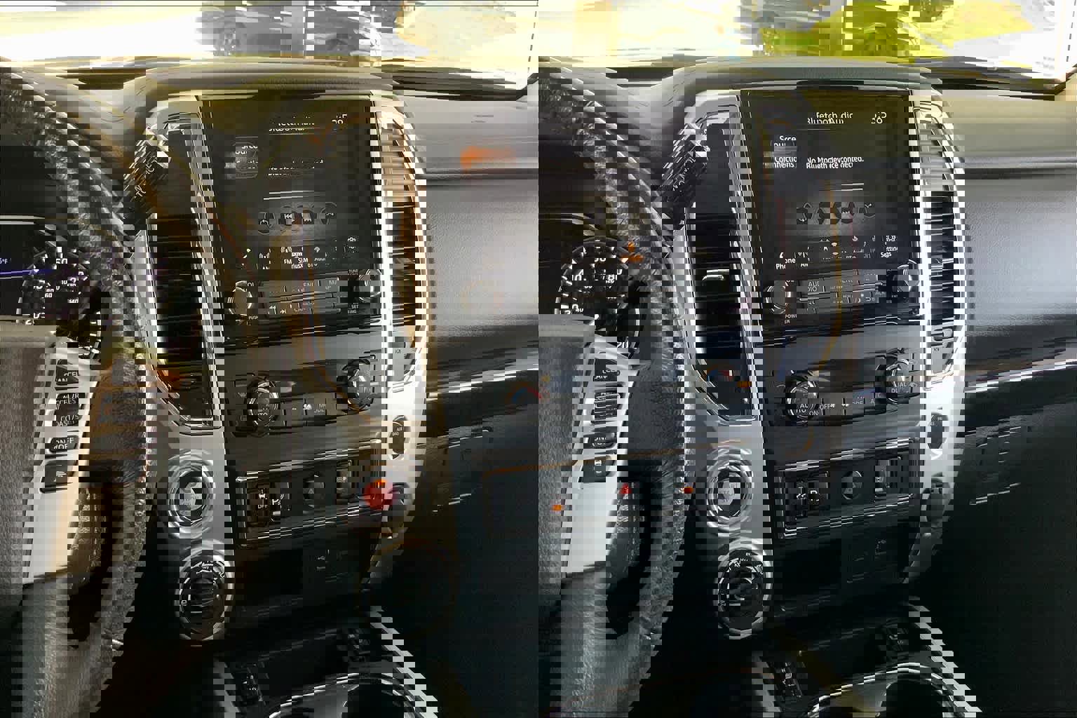 Used 2021 Nissan Titan SV w/ SV Convenience Package image 7