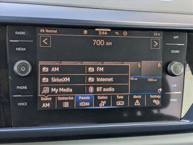 Used 2023 Volkswagen Taos SE w/ Panoramic Sunroof Package image 14