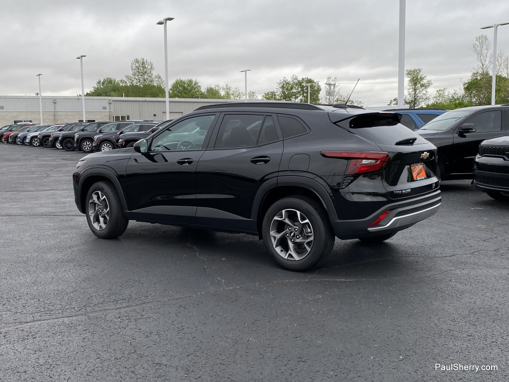 Used 2025 Chevrolet Trax LT w/ LT Convenience Package FWD image 5