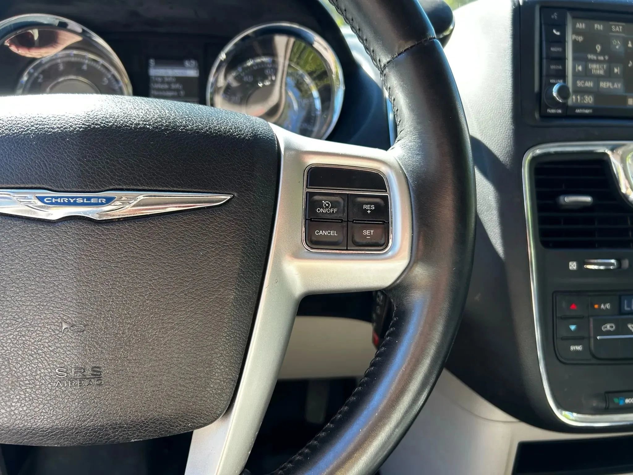 Used 2016 Chrysler Town & Country Touring image 15