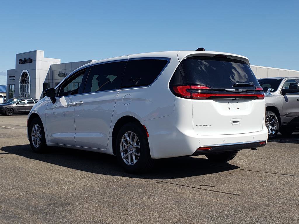 New 2026 Chrysler Pacifica Select image 5