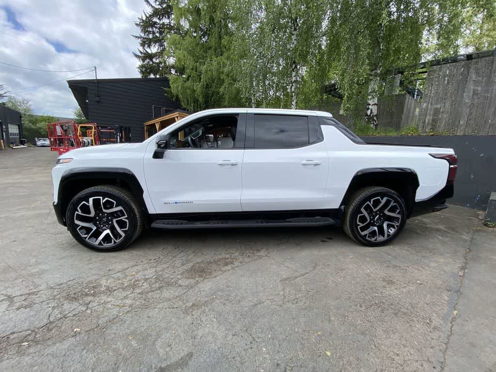 Used 2025 Chevrolet Silverado EV RST AWD/4WD image 3