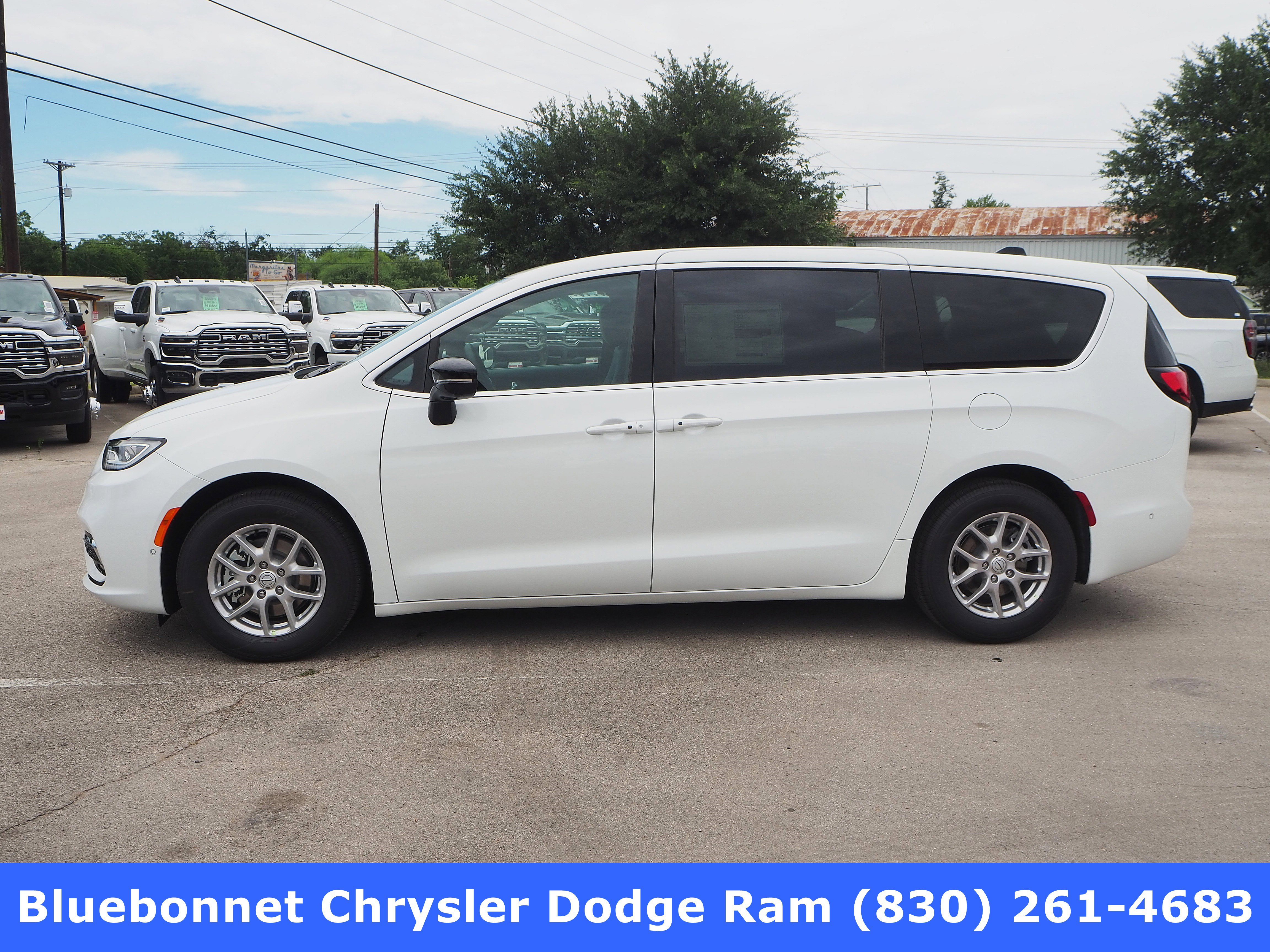 New 2025 Chrysler Pacifica Select w/ Uconnect Theater Family Group