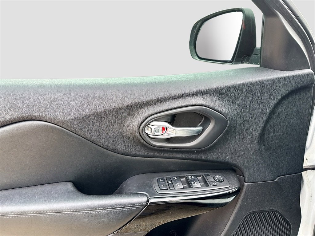 Used 2020 Jeep Cherokee Latitude Plus image 9