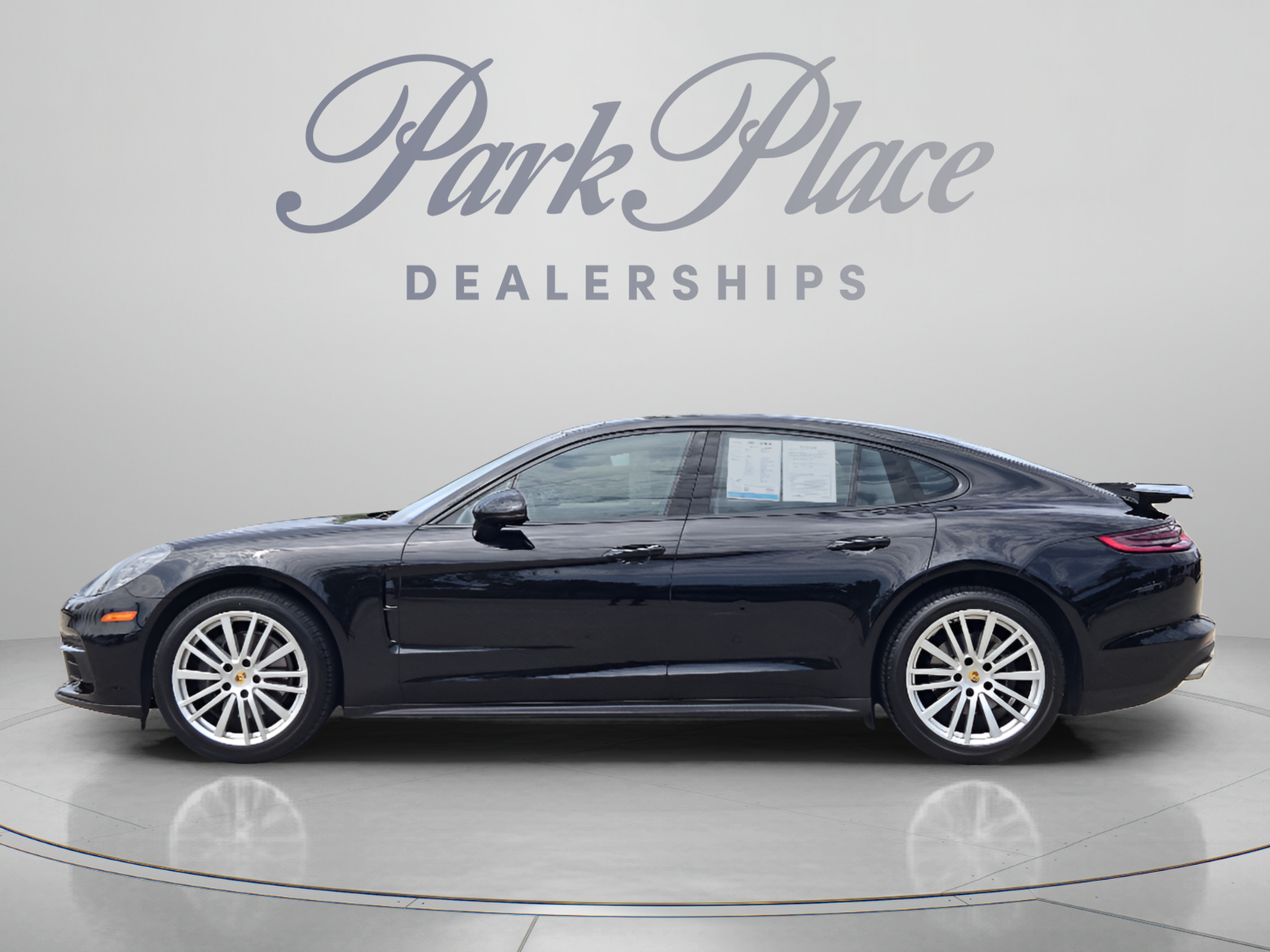 Used 2017 Porsche Panamera image 2