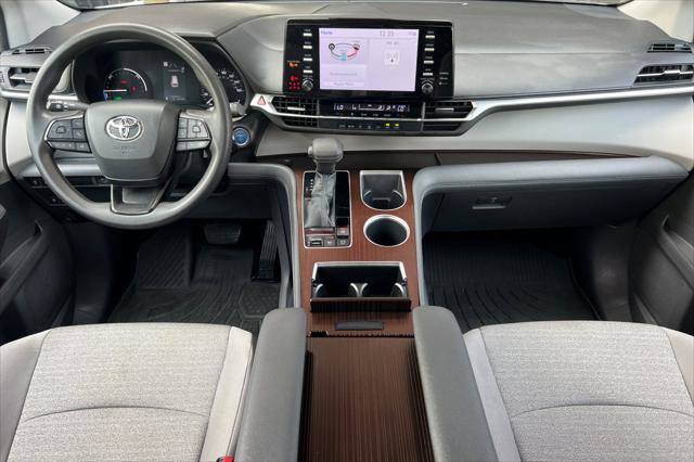 Certified 2022 Toyota Sienna LE AWD/4WD image 3