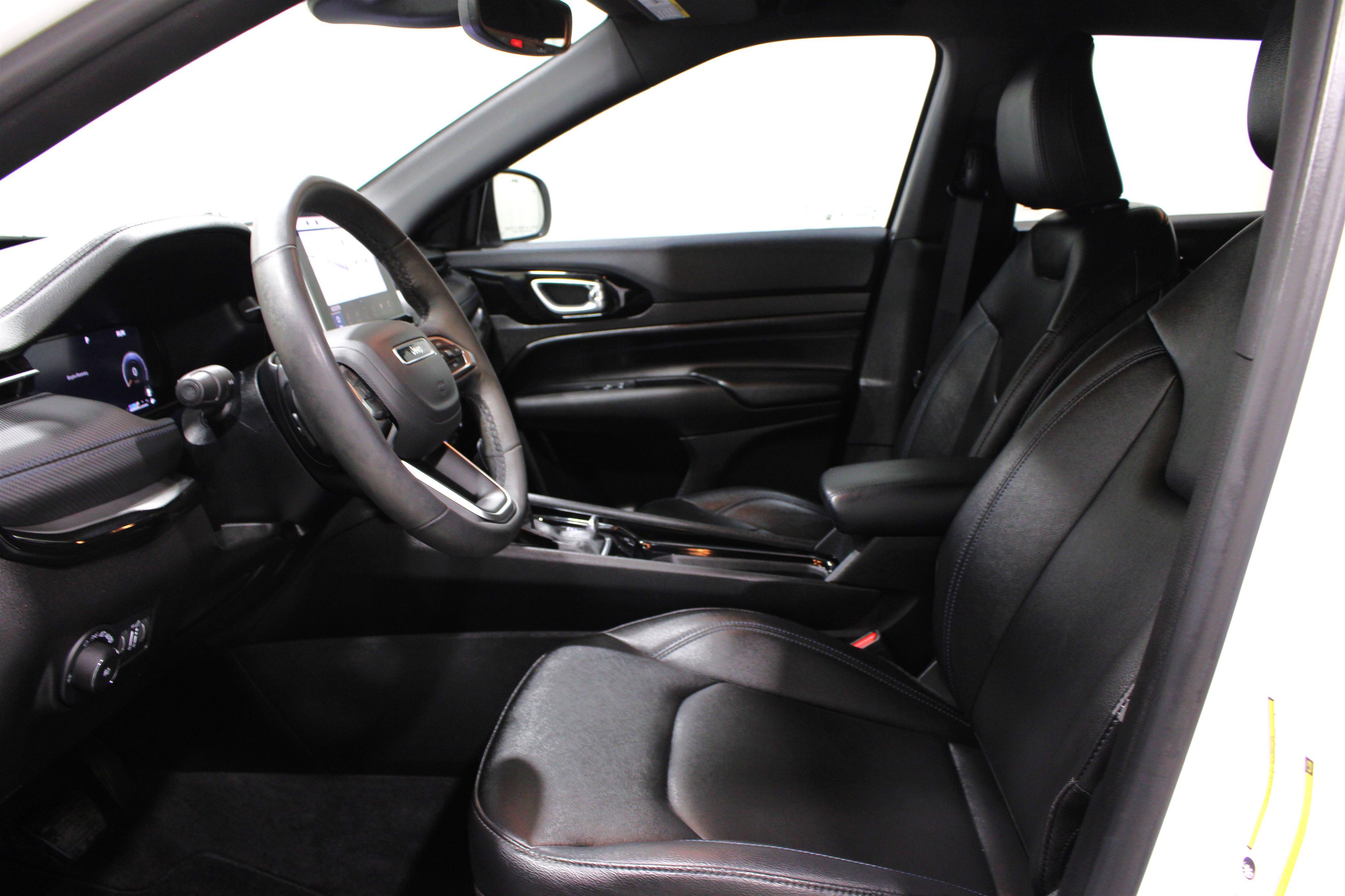 Used 2025 Jeep Compass Limited w/ High Altitude Package image 3