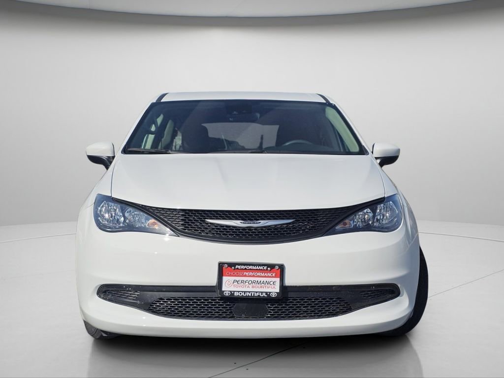 Used 2023 Chrysler Voyager LX image 3