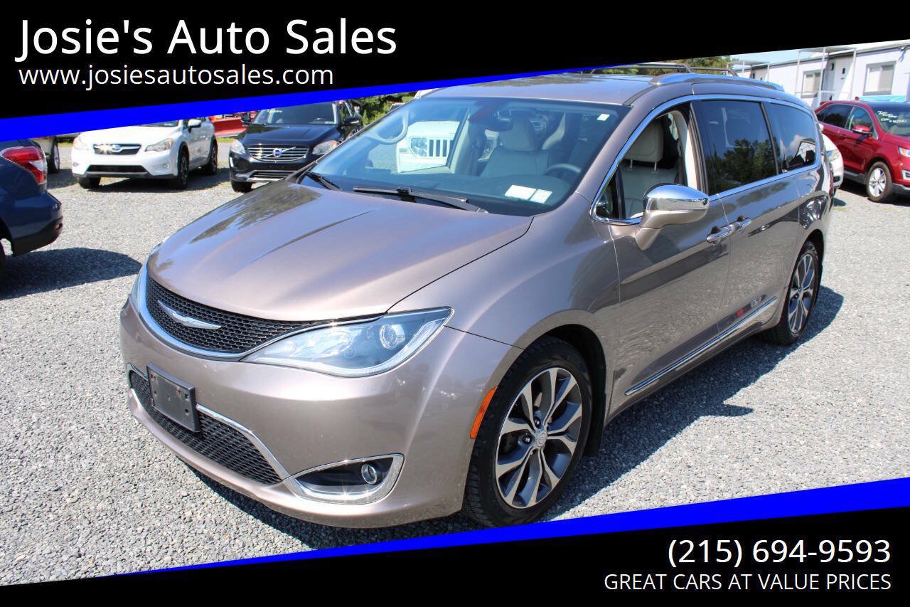 Used 2017 Chrysler Pacifica Limited FWD image 1