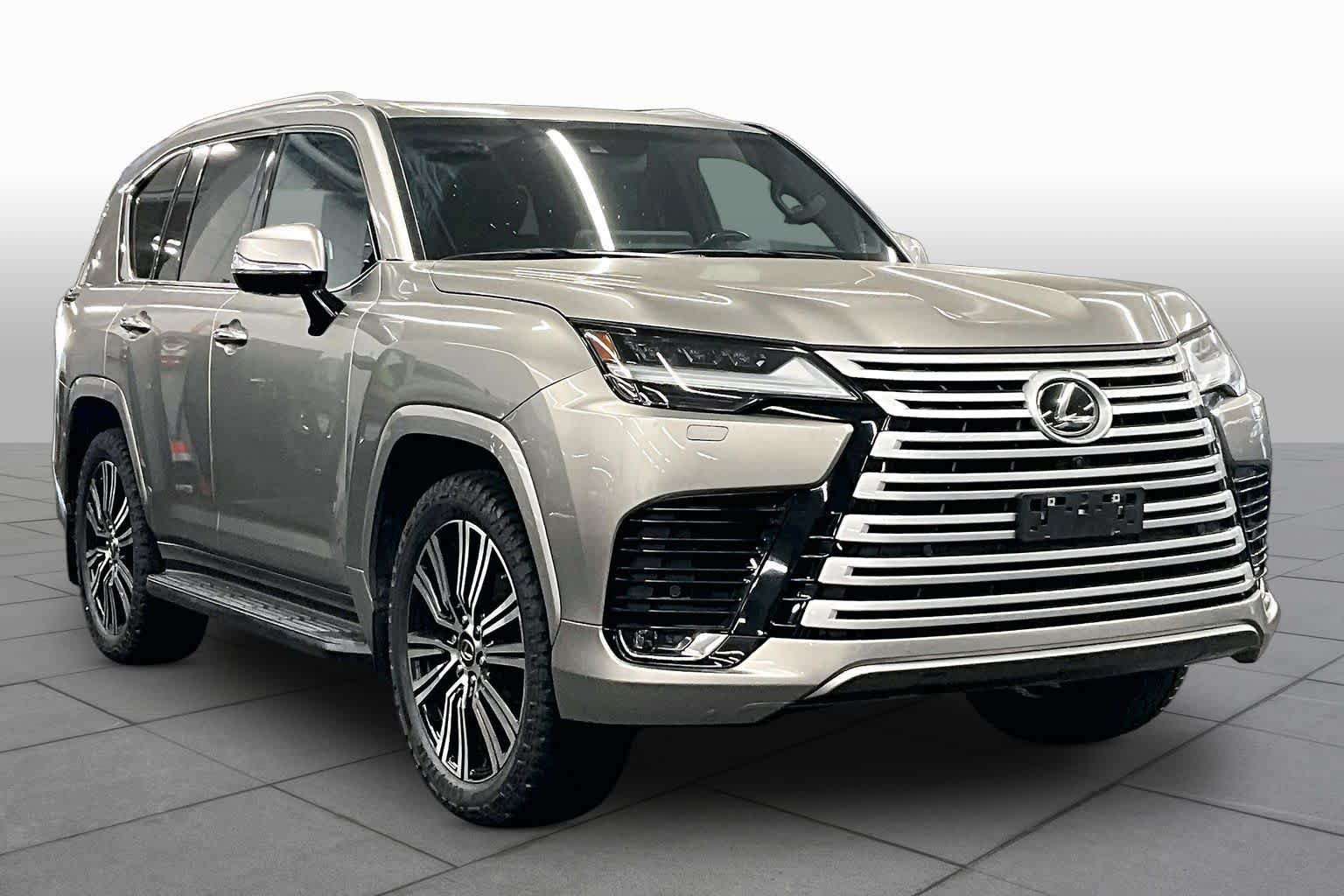 Used 2022 Lexus LX 600 4WD w/ Luxury Package image 2