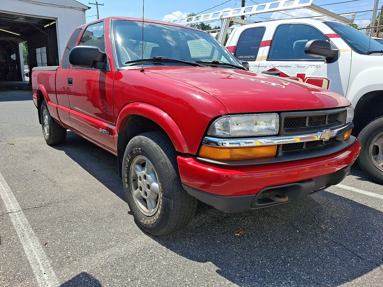 Used 2002 Chevrolet S10 Pickup LS w/ LS Preferred Equipment Group AWD/4WD image 2