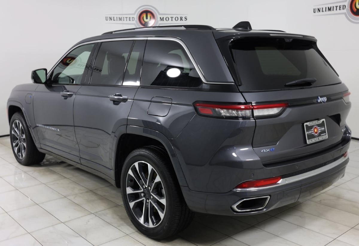 Used 2023 Jeep Grand Cherokee Overland w/ Luxury Tech Group IV AWD/4WD image 4