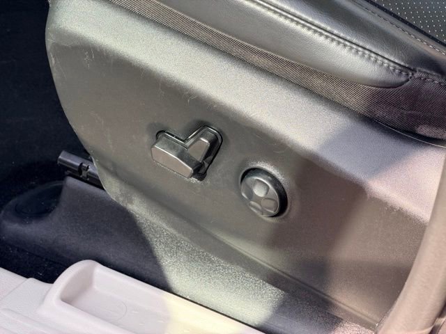 Used 2023 Chrysler Pacifica Touring-L image 6