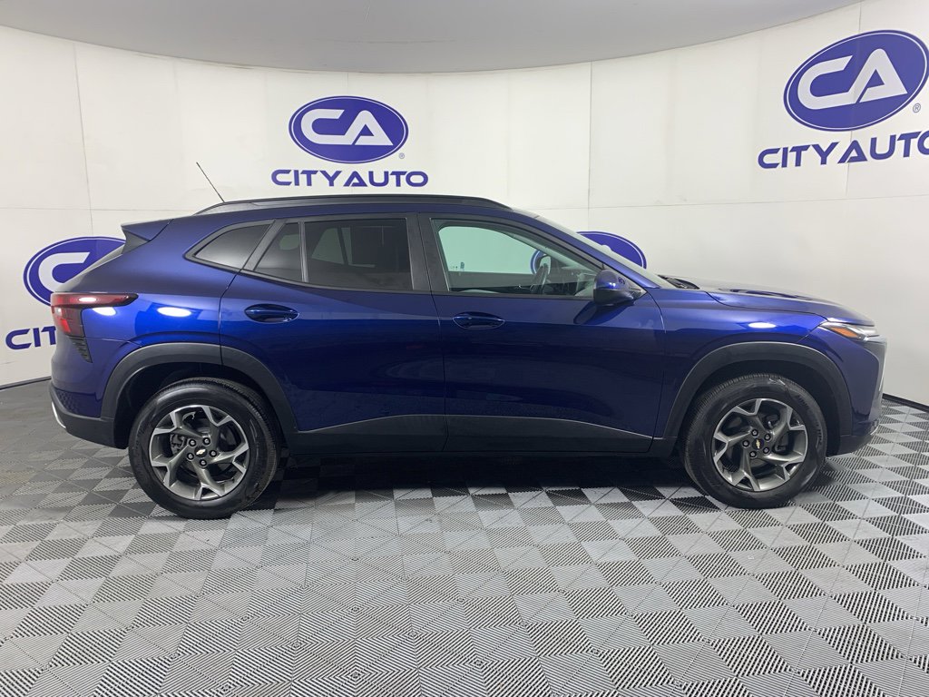 Used 2024 Chevrolet Trax LT w/ Sunroof Package image 2