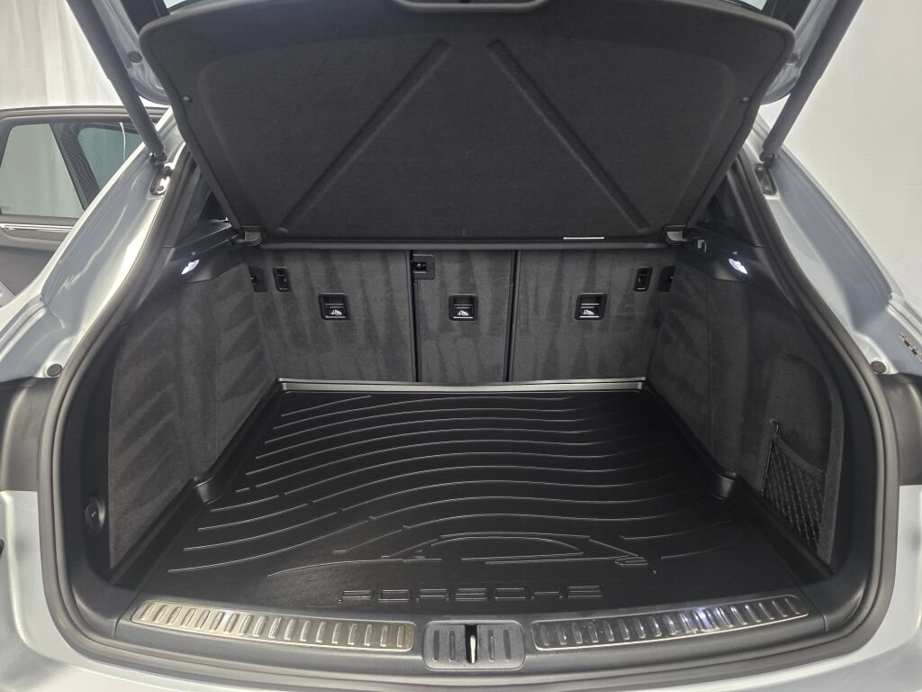 Certified 2023 Porsche Macan AWD/4WD image 12