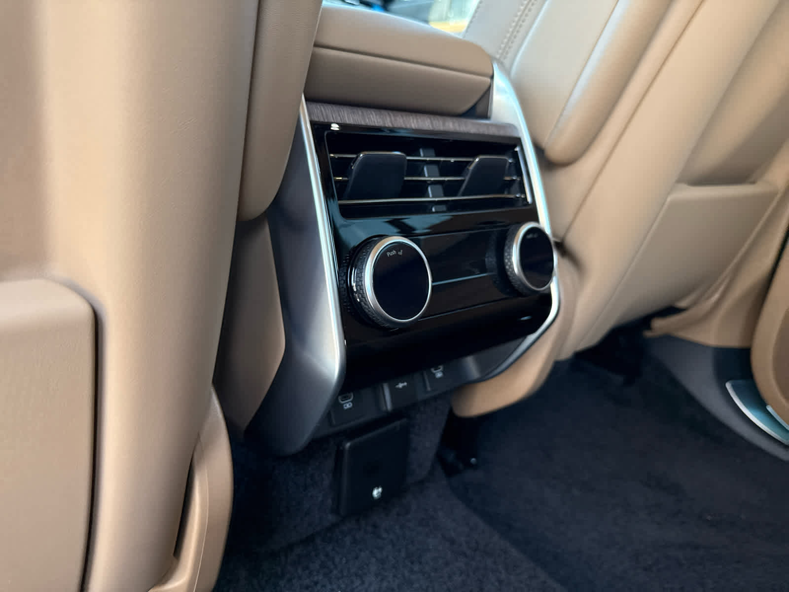New 2025 Land Rover Range Rover Long Wheelbase SE image 17