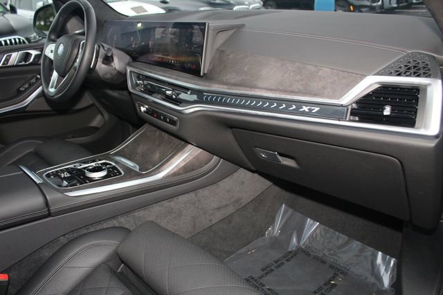 Used 2025 BMW X7 xDrive40i w/ Executive Package image 29