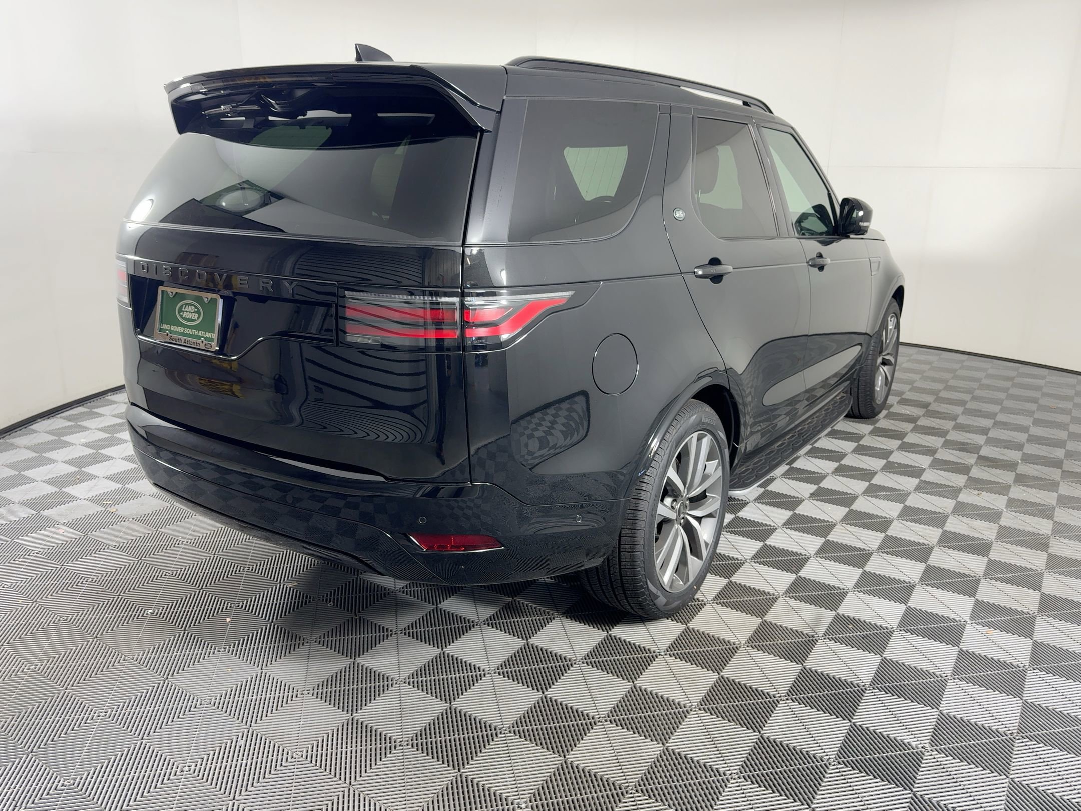 New 2025 Land Rover Discovery Dynamic SE image 28