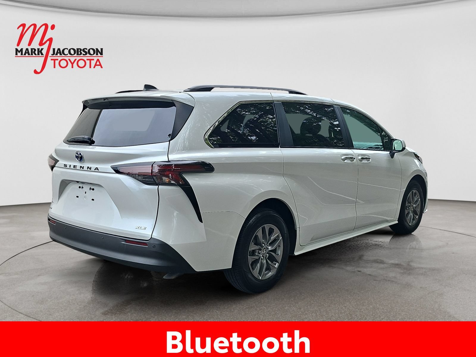 Used 2025 Toyota Sienna XLE FWD image 9