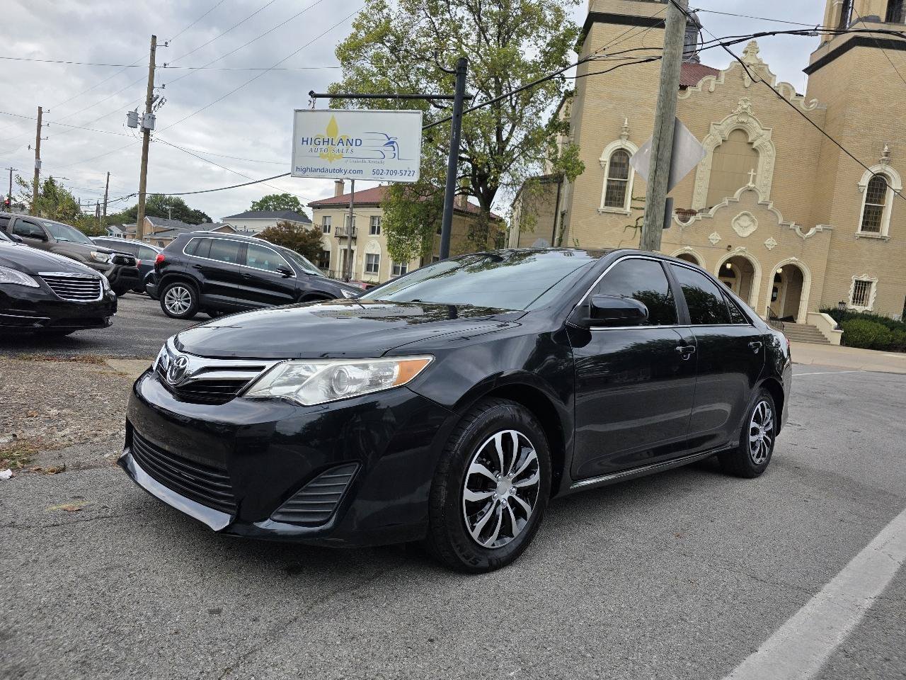 Used 2012 Toyota Camry LE FWD image 2