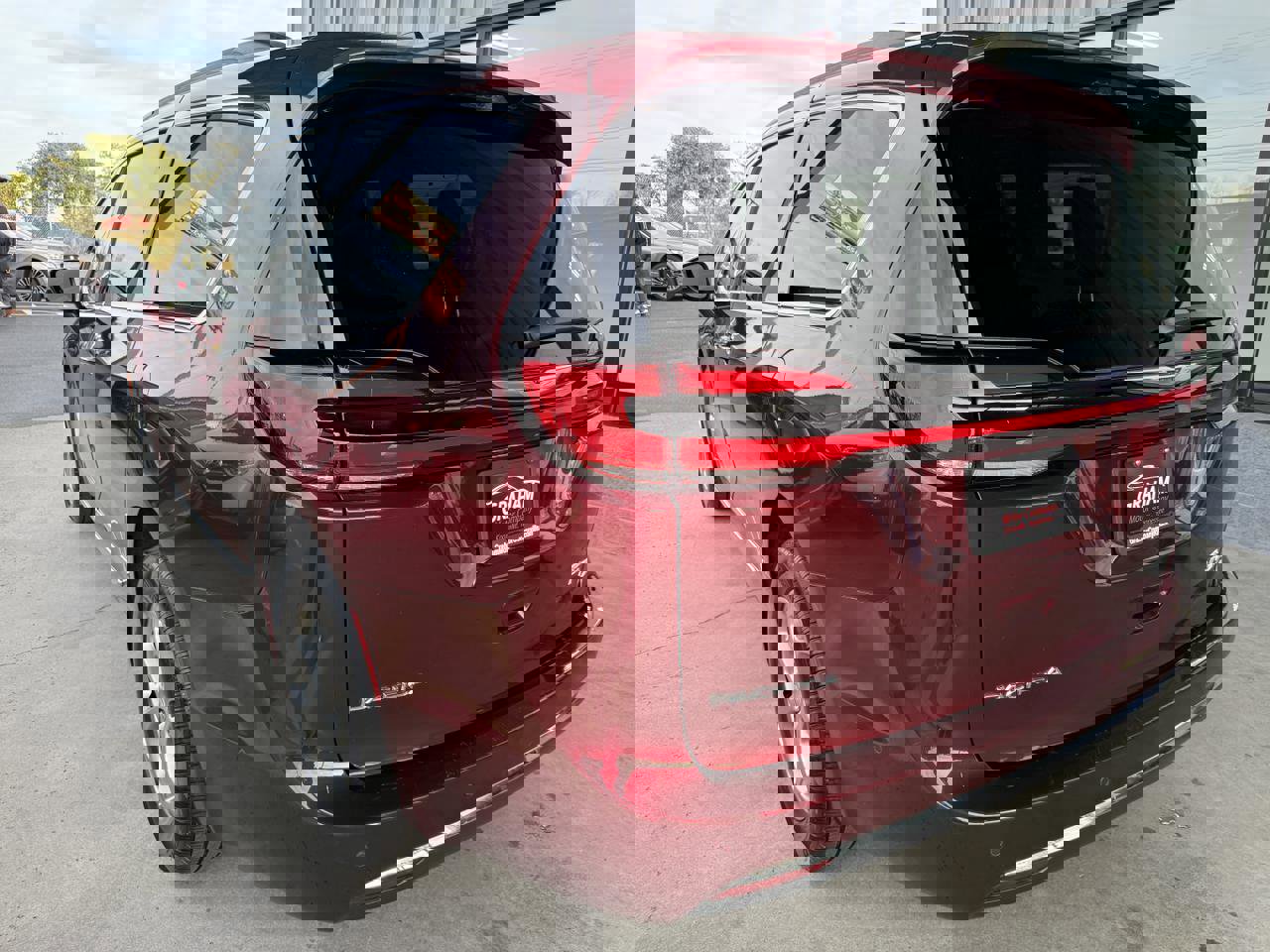 Used 2022 Chrysler Pacifica Limited w/ Uconnect Theater Family Group image 7