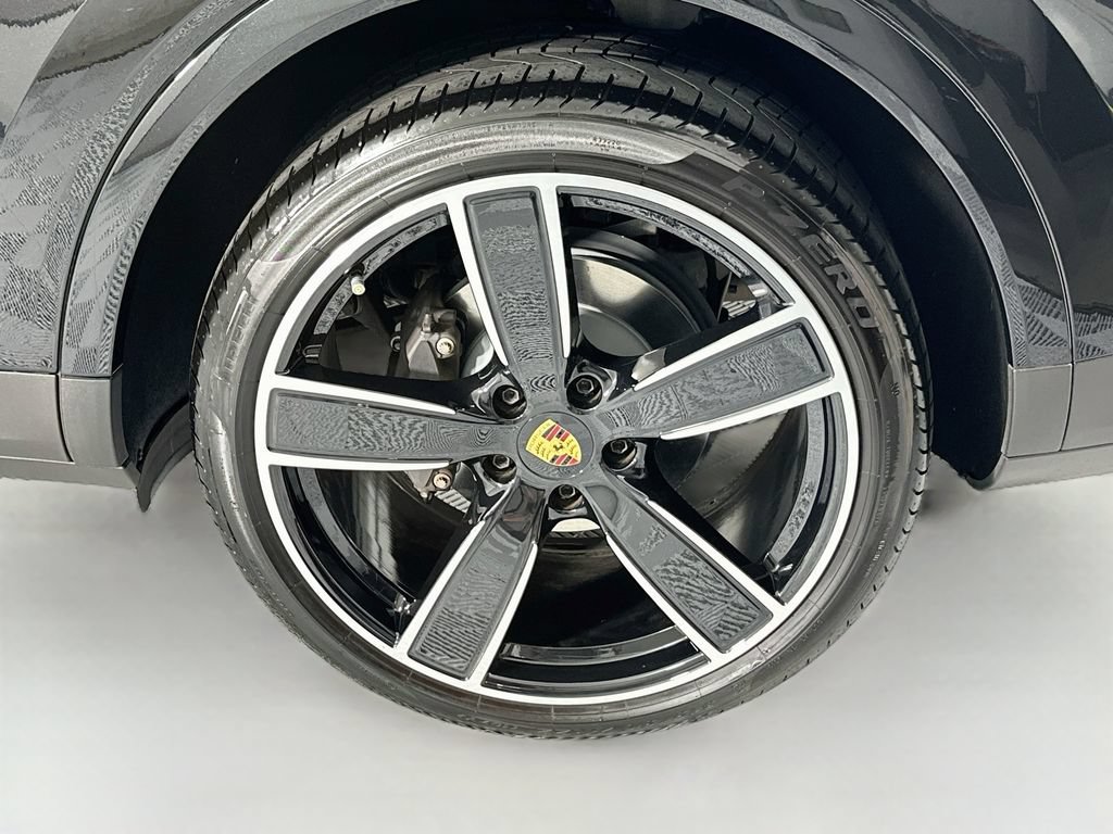 Certified 2023 Porsche Cayenne AWD/4WD image 33