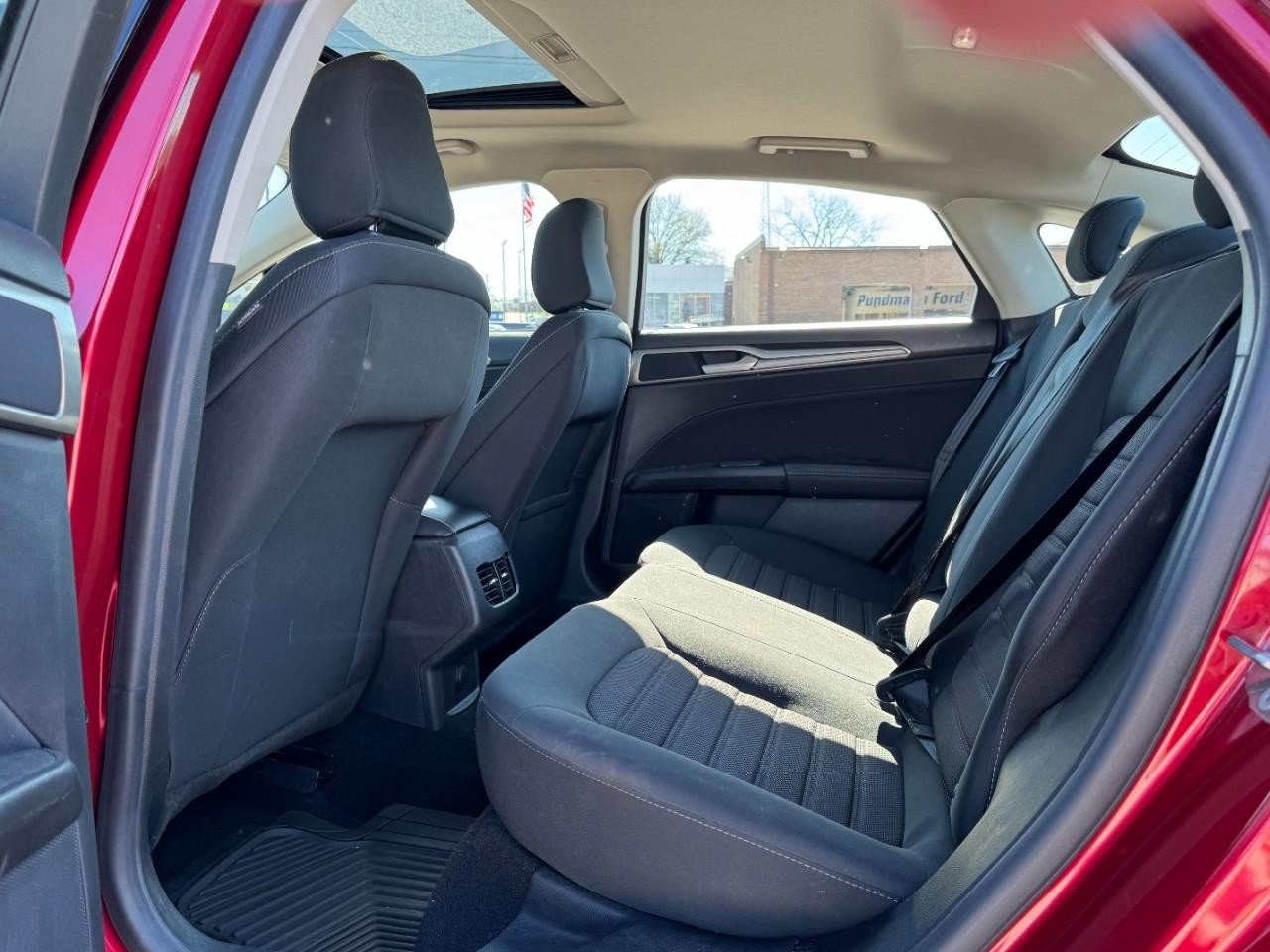 Used 2020 Ford Fusion SE image 10